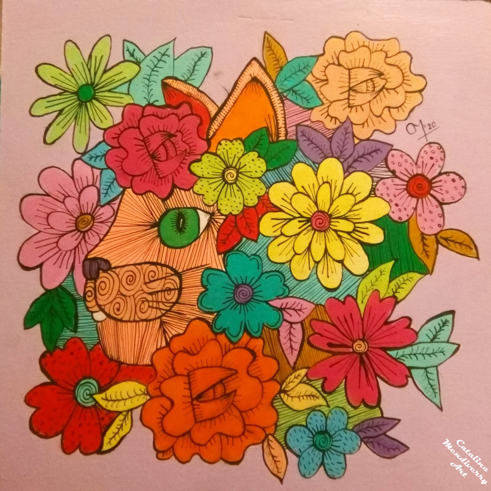 Felino entre las flores